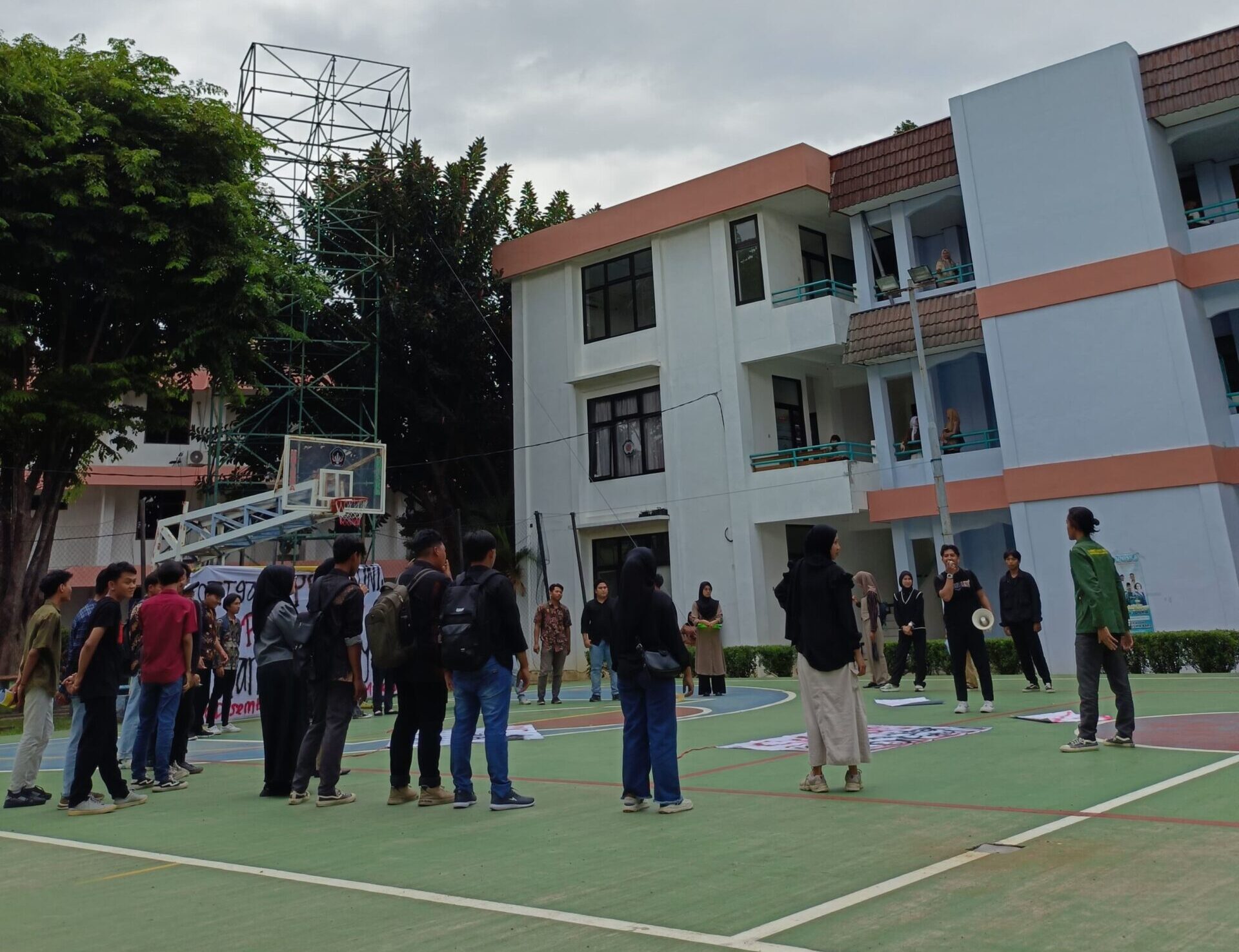 GELAR AKSI SIMBOLIK, MAHASISWA UNISKA KEDIRI TUNTUT TRANSPARANSI PEMBENTUKAN SATGAS PPKPT