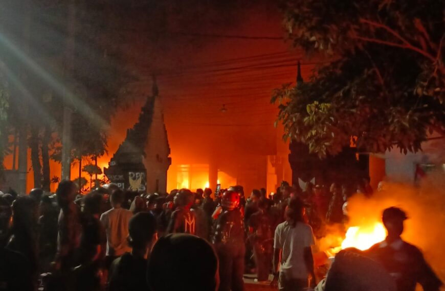 AKSI KONSOLIDASI BERUJUNG ANARKIS DAN PENJARAHAN